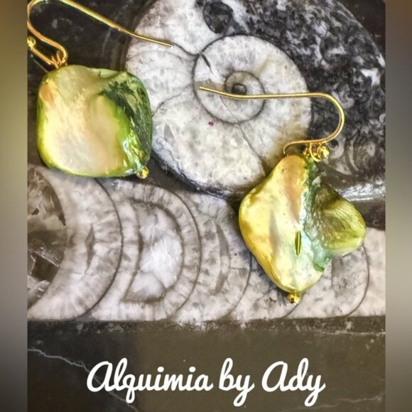 Alquimia Jewelry - Apple green biwa pearl earrings